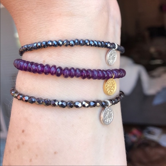 Coon charm beaded stretch bracelet - Picture 11 of 12